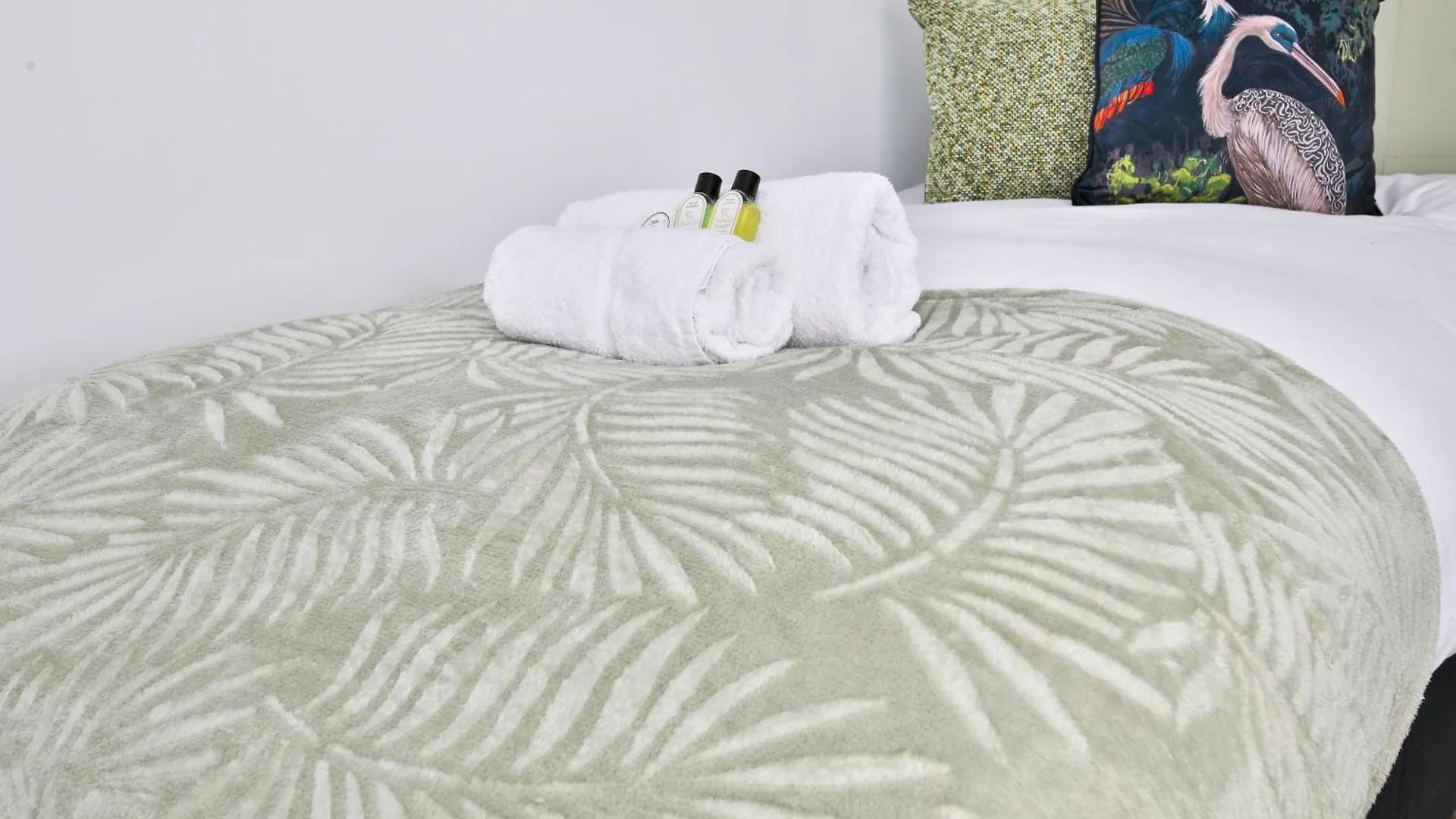 Apartment North Road Luxe New Serviced Apartments- Parking Available With Full Kitchen Amenities Cardiff