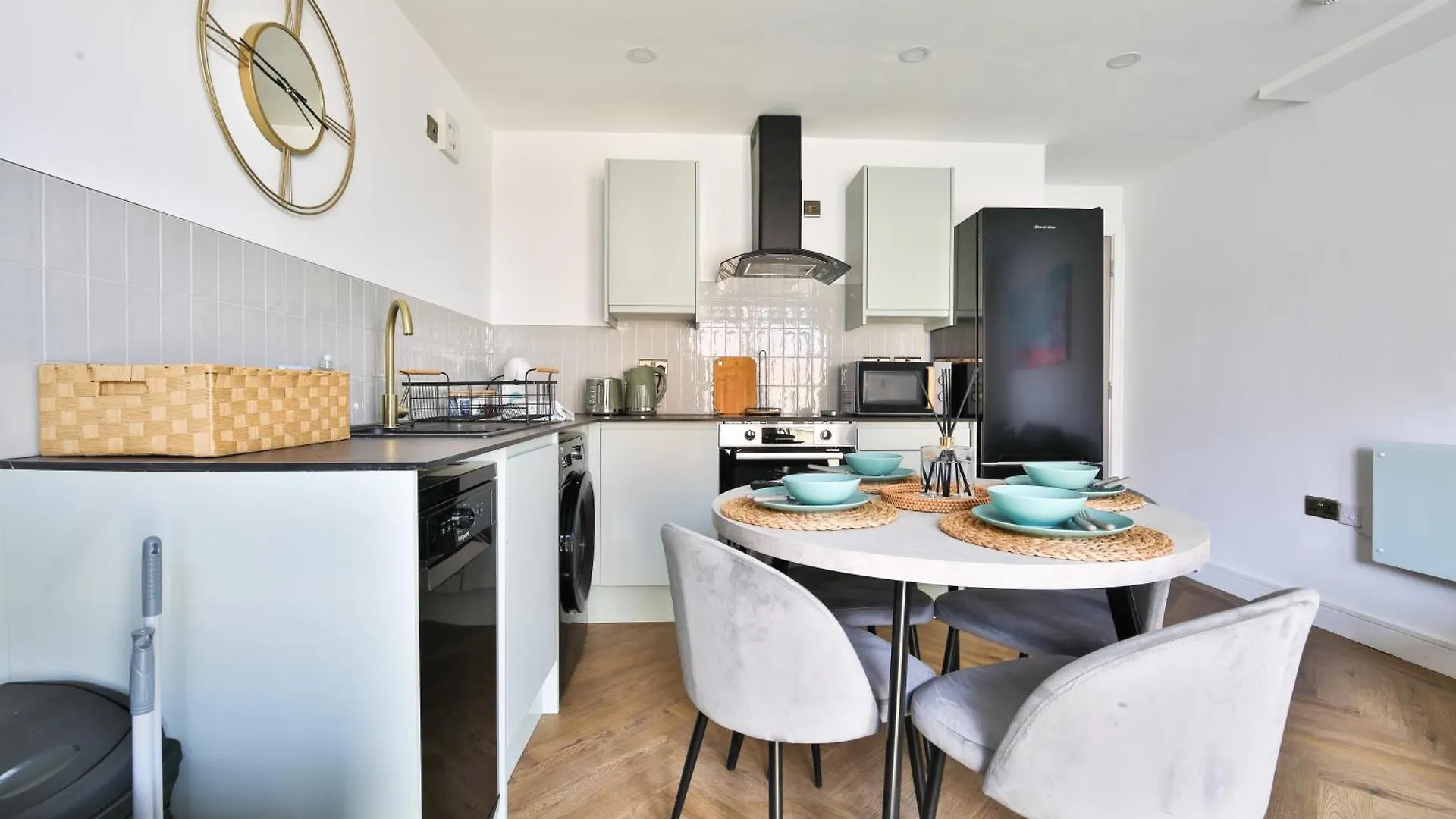 North Road Luxe New Serviced Apartments- Parking Available With Full Kitchen Amenities Cardiff
