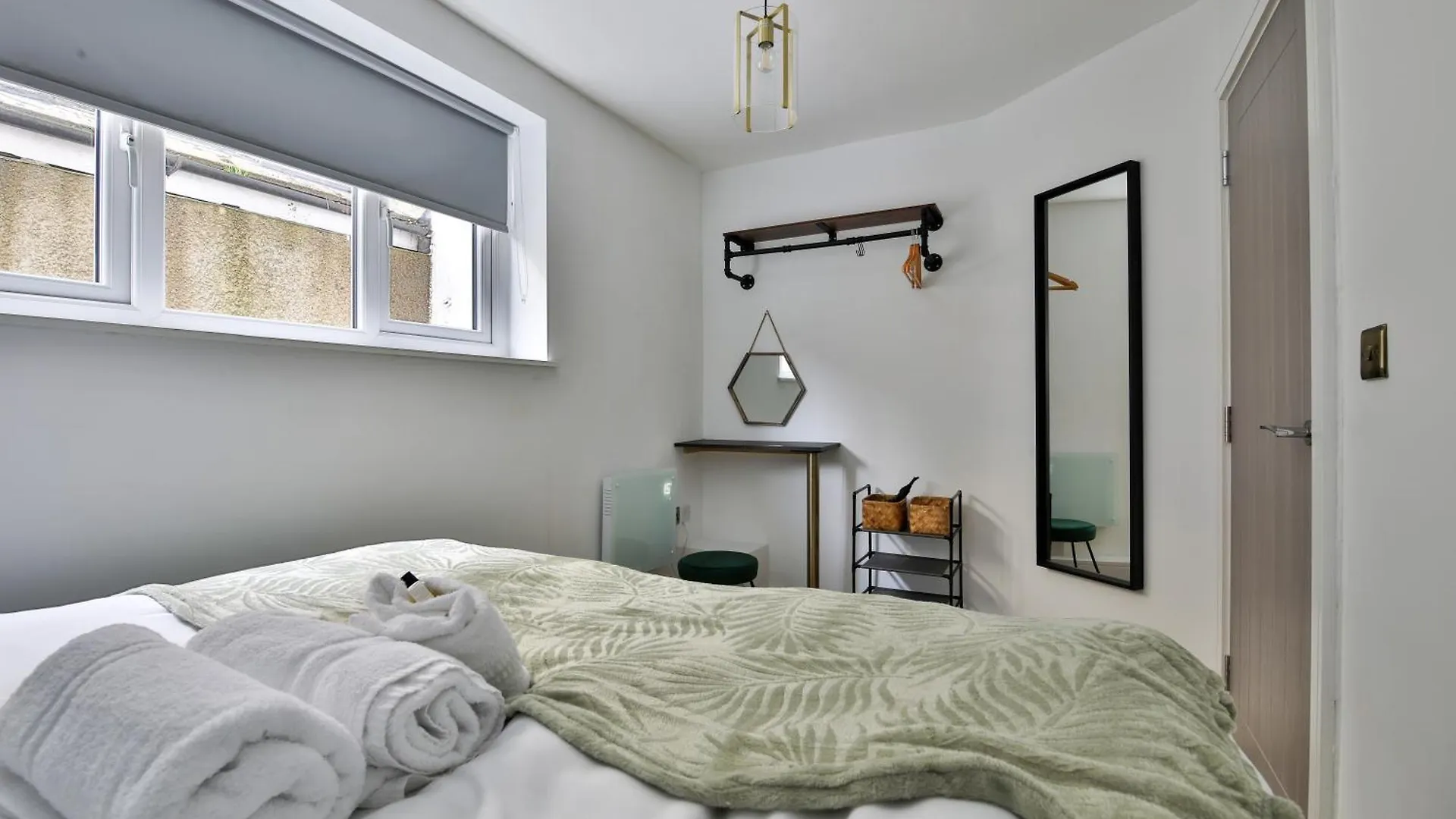 North Road Luxe New Serviced Apartments- Parking Available With Full Kitchen Amenities Cardiff