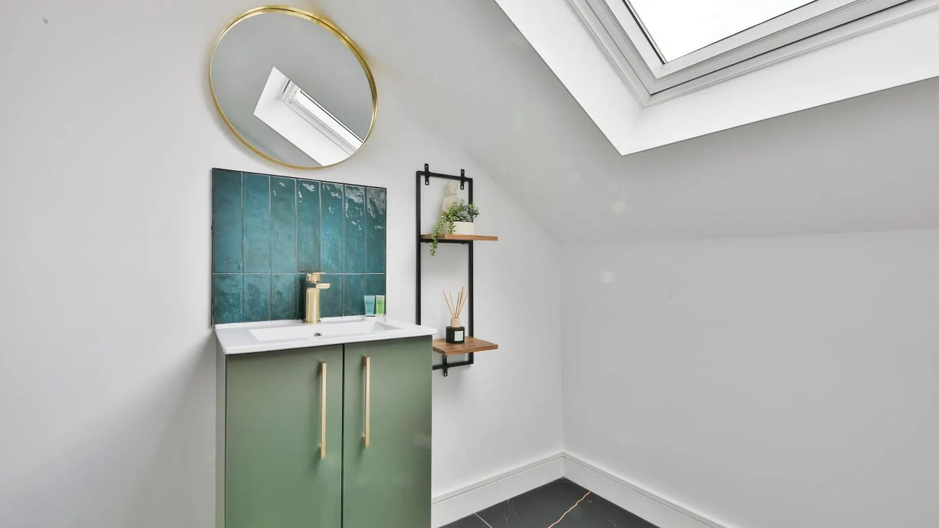 North Road Luxe New Serviced Apartments- Parking Available With Full Kitchen Amenities Cardiff Apartment