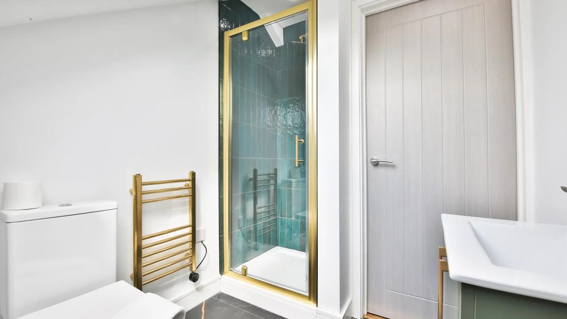 North Road Luxe New Serviced Apartments- Parking Available With Full Kitchen Amenities Cardiff Apartment