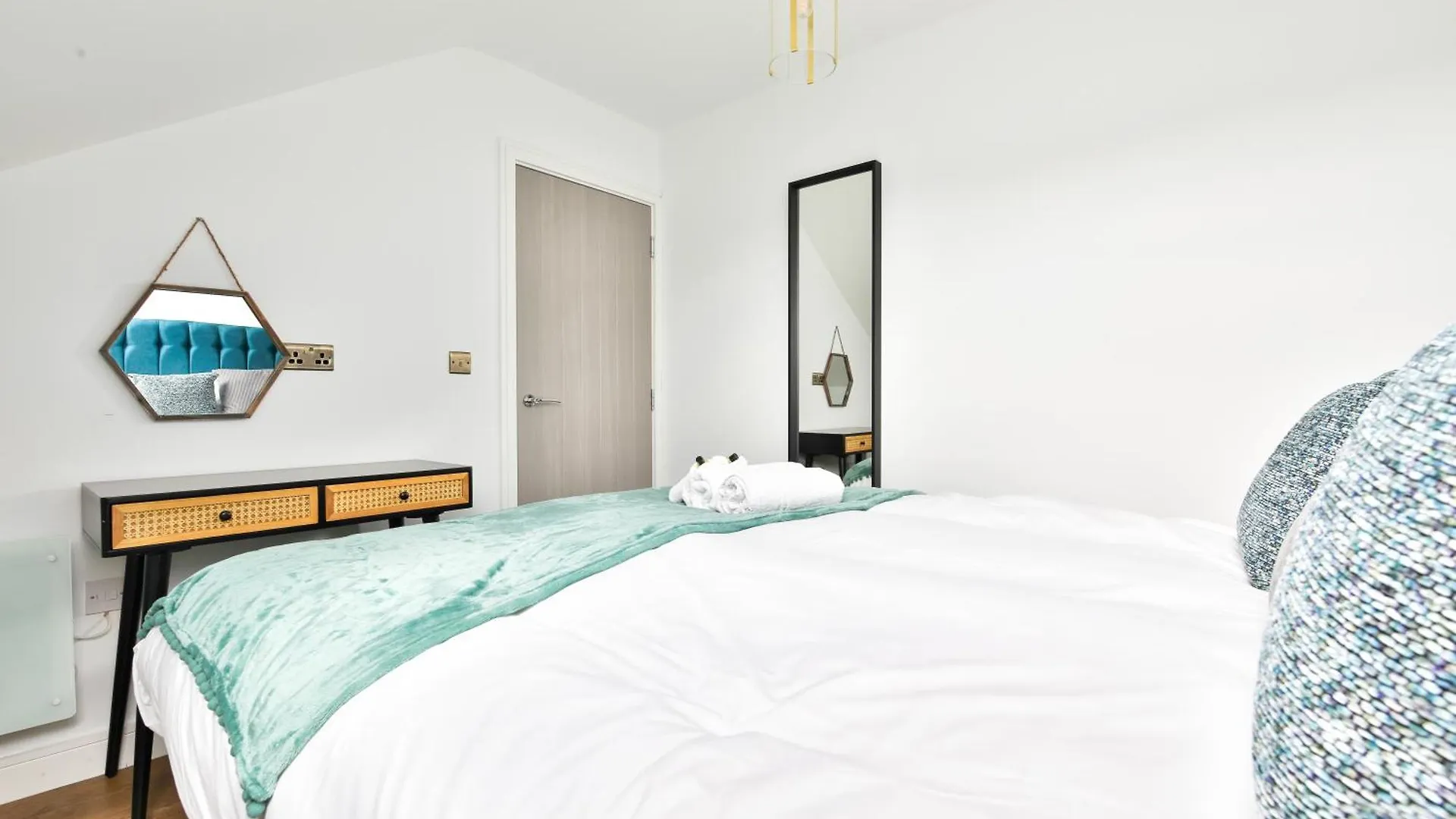 North Road Luxe New Serviced Apartments- Parking Available With Full Kitchen Amenities Cardiff Apartment