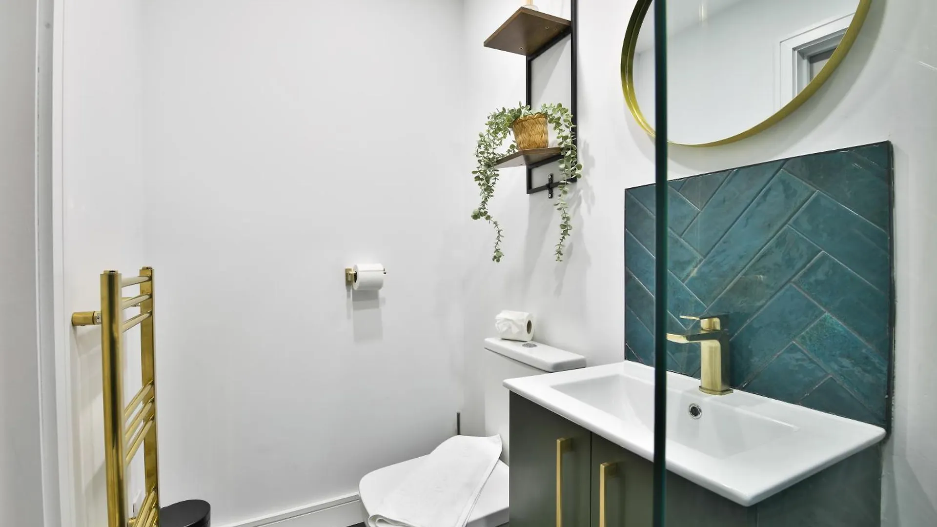 North Road Luxe New Serviced Apartments- Parking Available With Full Kitchen Amenities Cardiff