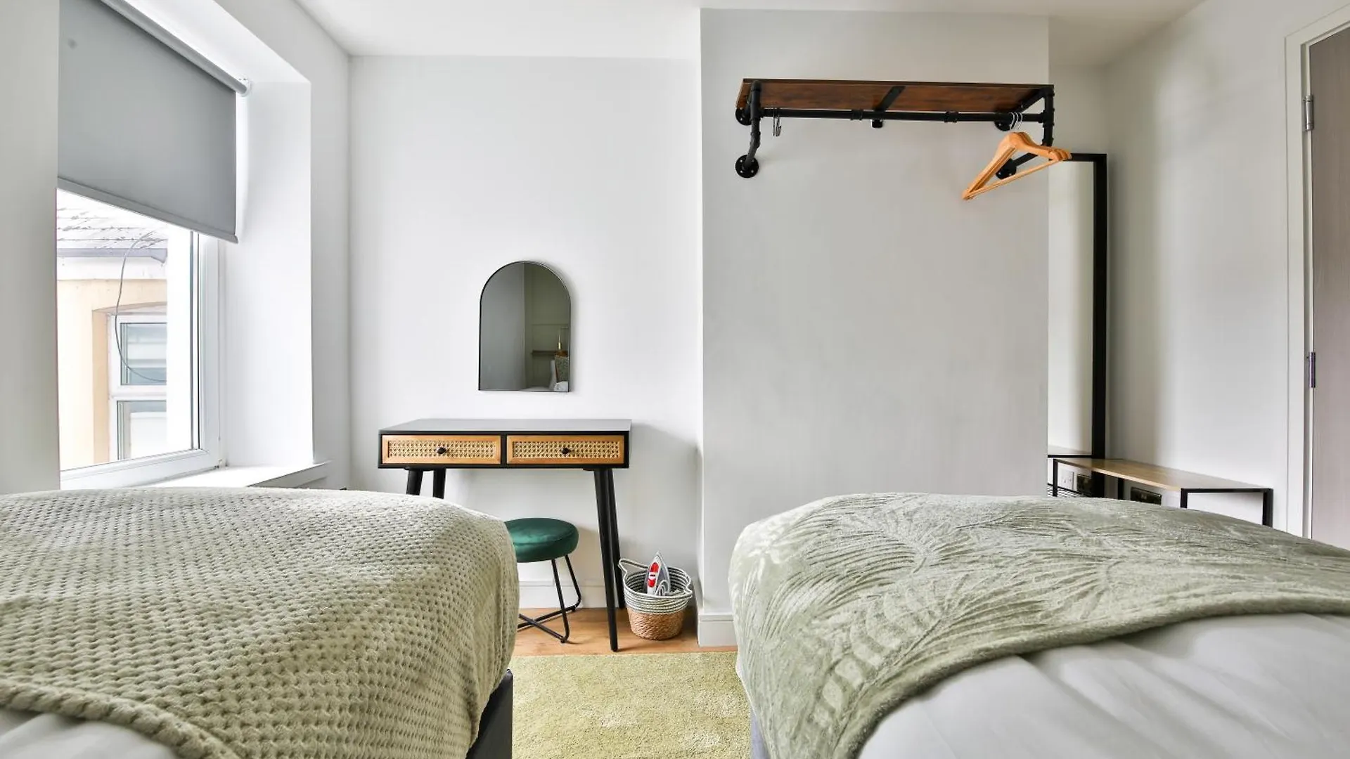 North Road Luxe New Serviced Apartments- Parking Available With Full Kitchen Amenities Cardiff