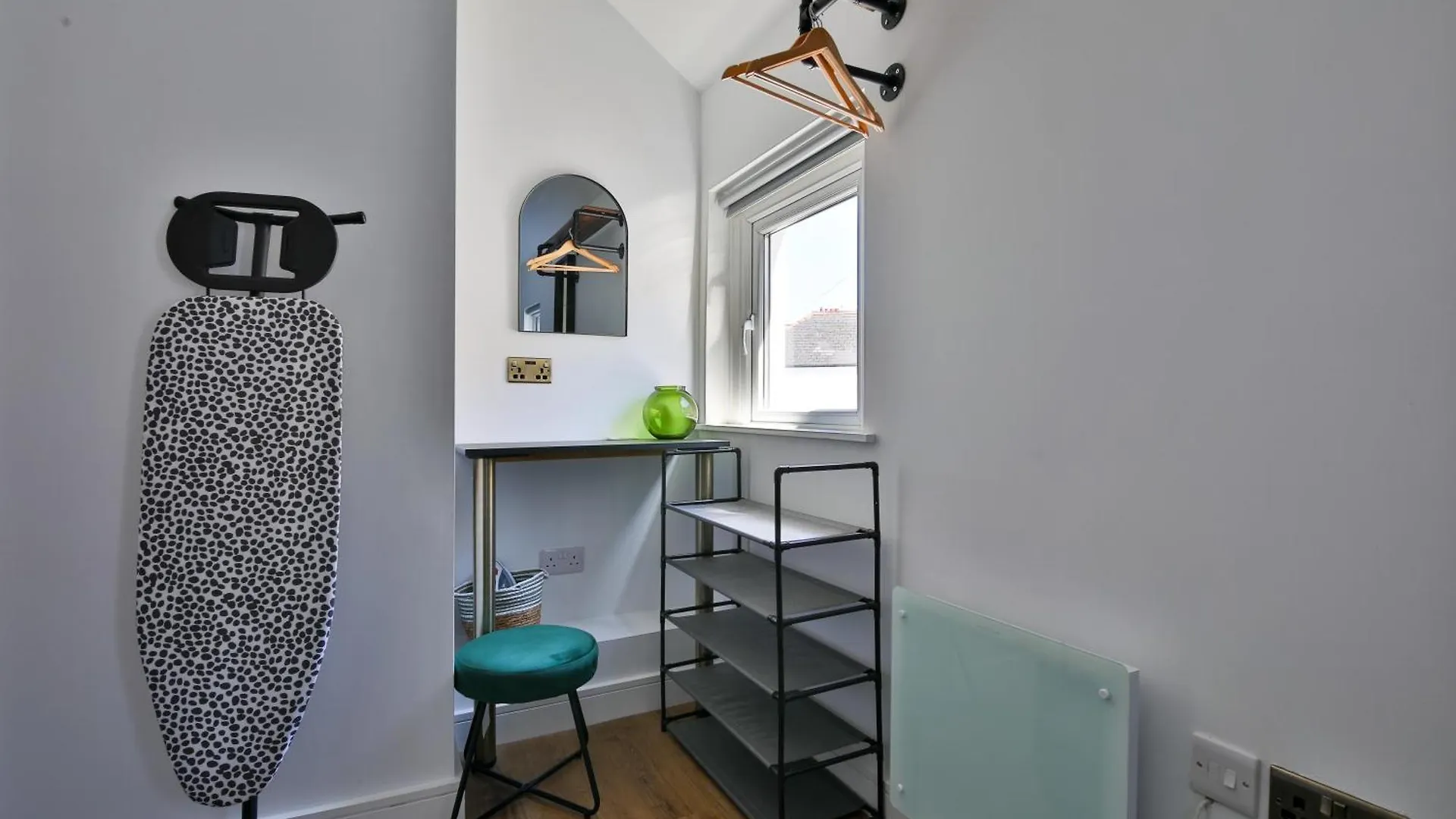 North Road Luxe New Serviced Apartments- Parking Available With Full Kitchen Amenities Cardiff Apartment
